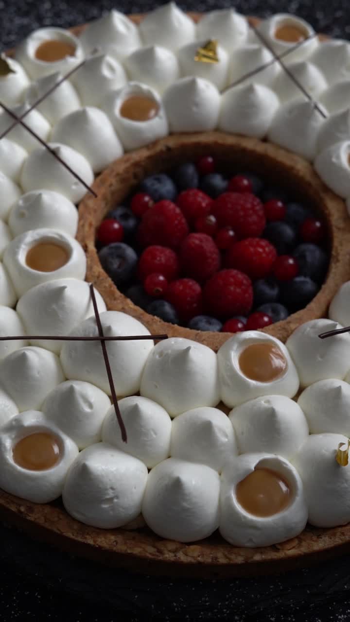 vista de un pastel de caramelo con chocolate y crema, foto en ángulo alto