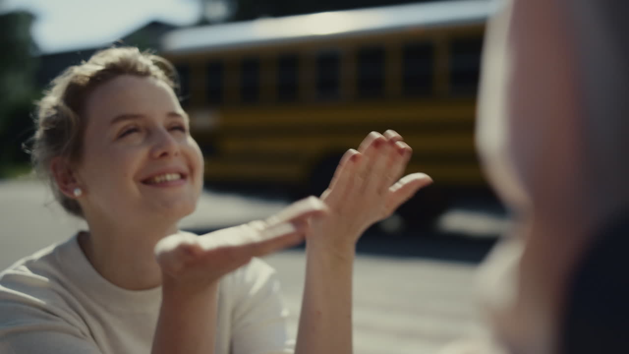 엄마가 초등학교에 다니는 아이가 학교버스에 탑승하기 전에 소년의 머리를 만지게 됩니다.