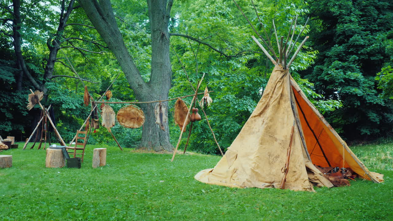 숲 속의 아메리카 원주민 캠프