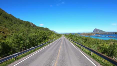 punto de vista del vehículo conduciendo un coche en una carretera en noruega