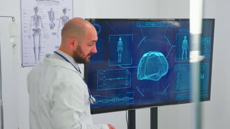 Mediziner-Halten-Besprechung-Im-Sitzungssaal-Mit-Neurologen-Ab