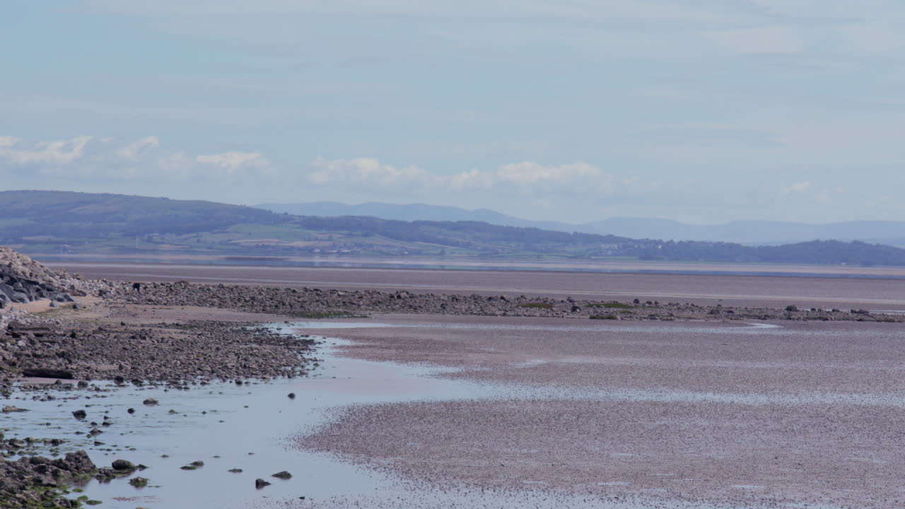 Ekstra bredt opptak som ser opp mot Morecambe Bay ved lavvann på A5057, Goads Barrow, nær Ulverston