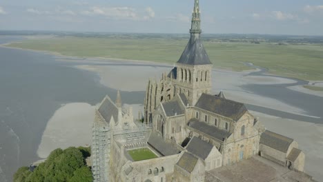 Vista-Aérea-De-La-Abadía-De-Mont-saint-michel-En-Un-Islote-Rocoso-Con-Vistas-Al-Canal-Inglés-En-Francia