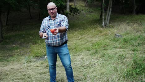 Koch-Schneidet-Reife-Tomaten-Mit-Einem-Speziellen-Messer-In-Luftzeitlupe