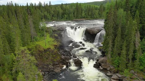 La-Cascada-Ristafallet-En-La-Parte-Occidental-De-Jamtland-Está-Catalogada-Como-Una-De-Las-Cascadas-Más-Hermosas-De-Suecia.