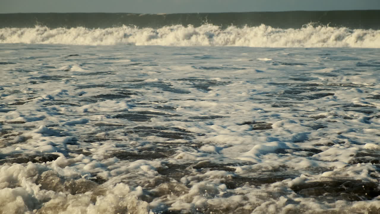 강한 파도가 해변에 부히고