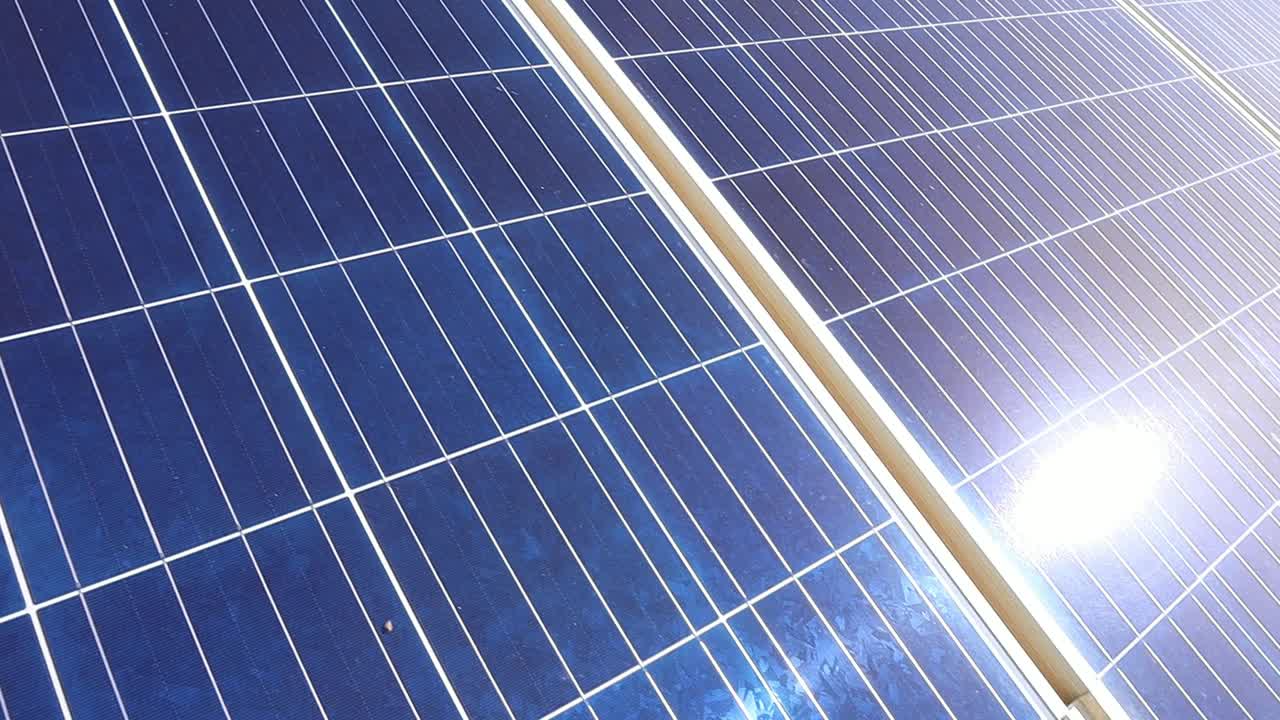 el cierre del panel fotovoltaico azul absorbe la energía solar, el concepto de electricidad verde
