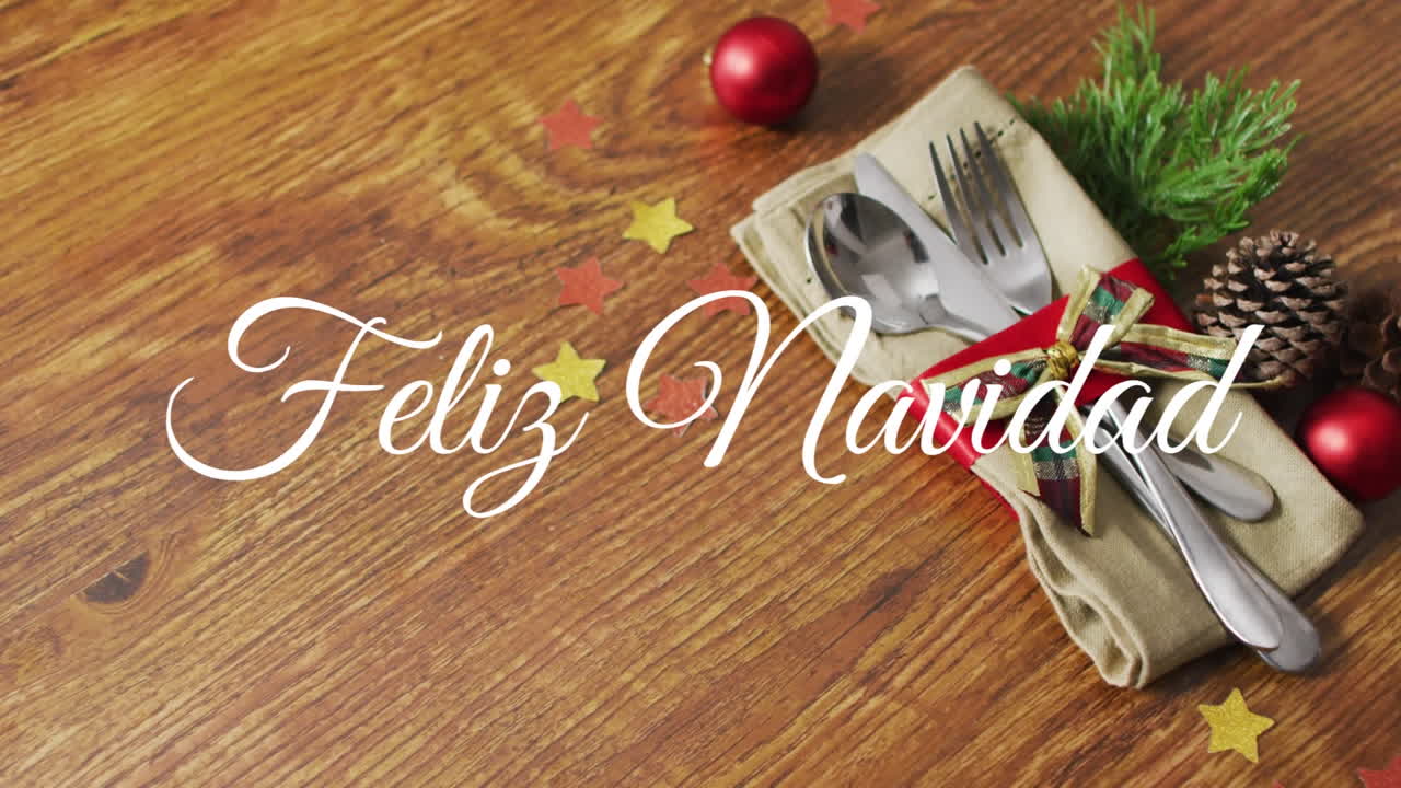 animación de texto de feliz navidad sobre cubiertos y decoraciones navideños