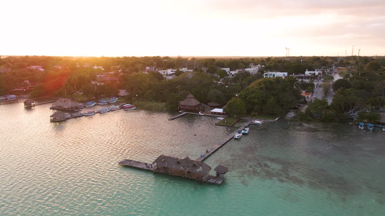 vista panorámica de una villa de agua en la laguna de siete colores durante la puesta de sol en bacalar, méxico en 4k