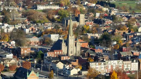 kapelle der historischen kirche unter den reihenhäusern in der städtischen usa-stadt im herbst