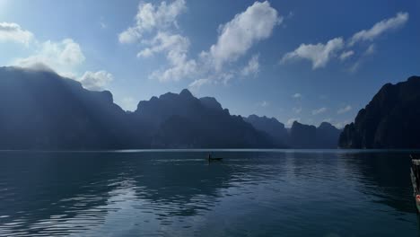 Ruhige-Wasseroberfläche-Im-Thailändischen-Khao-Sok-Nationalpark