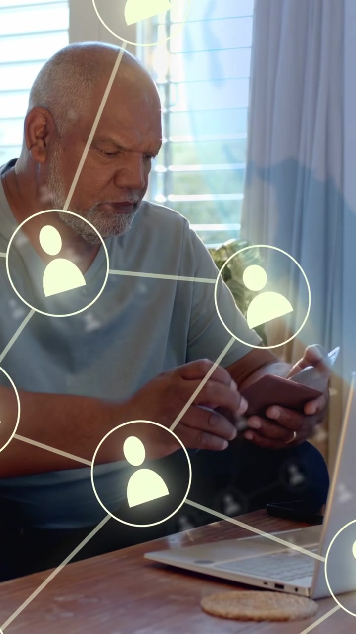 Video verticale: Digitando su un laptop, anziano che tocca il telefono, icone che si collegano sopra le mani per una rete tecnologica