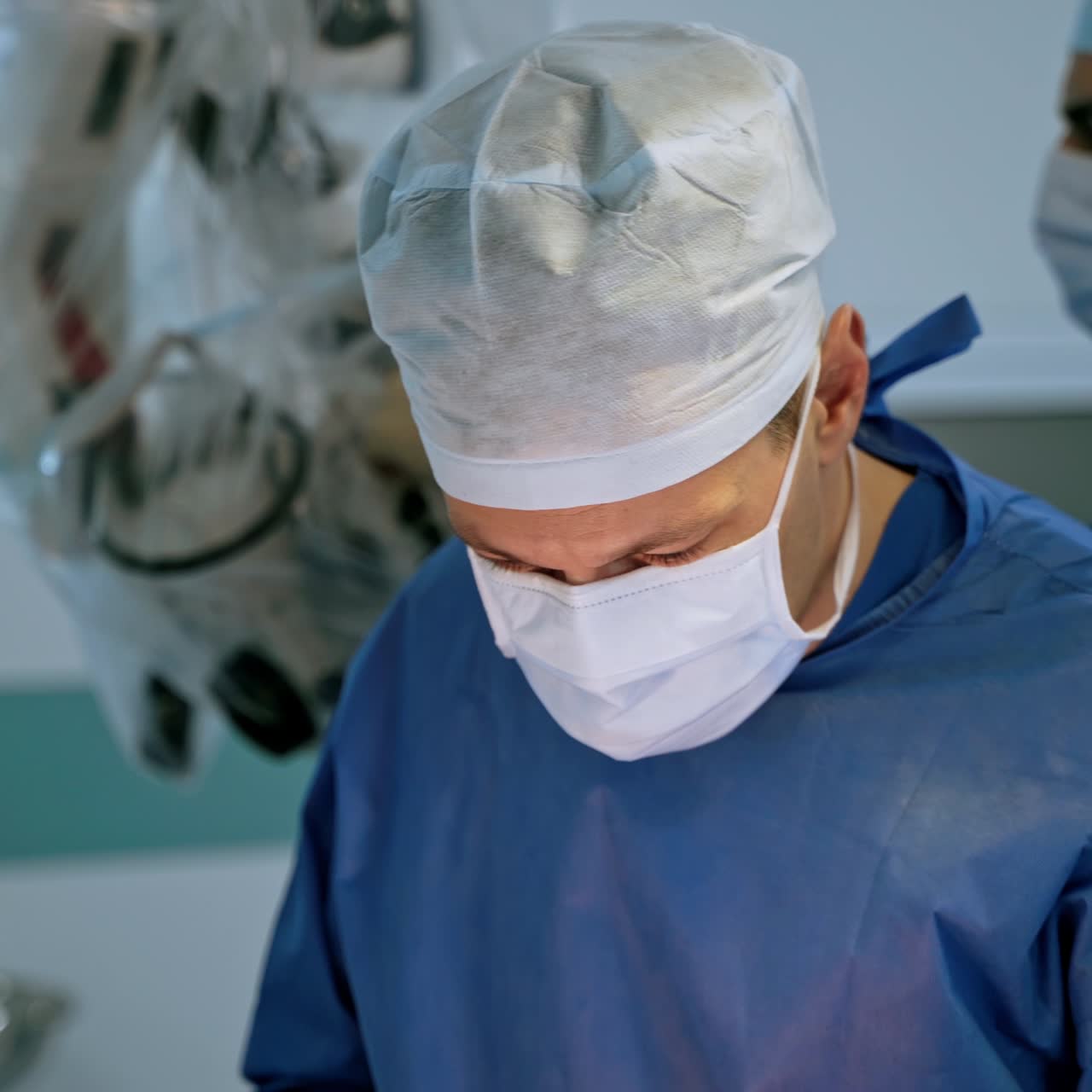 Processo de cirurgia usando equipamento médico. Cirurgião em sala de cirurgia com equipamento cirúrgico