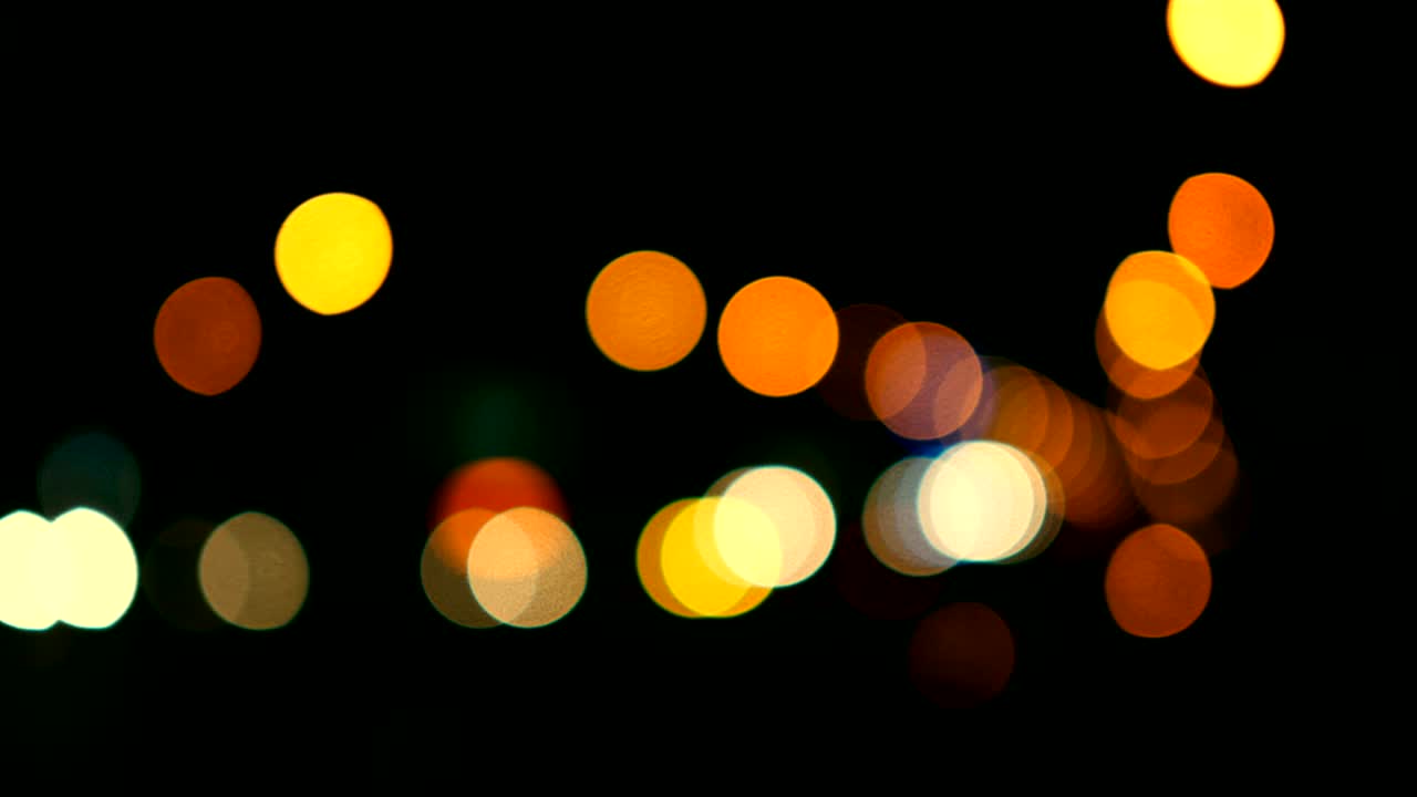 luces desenfocadas calle de los ángeles resumen. fondo borroso de la ciudad. círculos de bokeh en movimiento del tráfico nocturno.