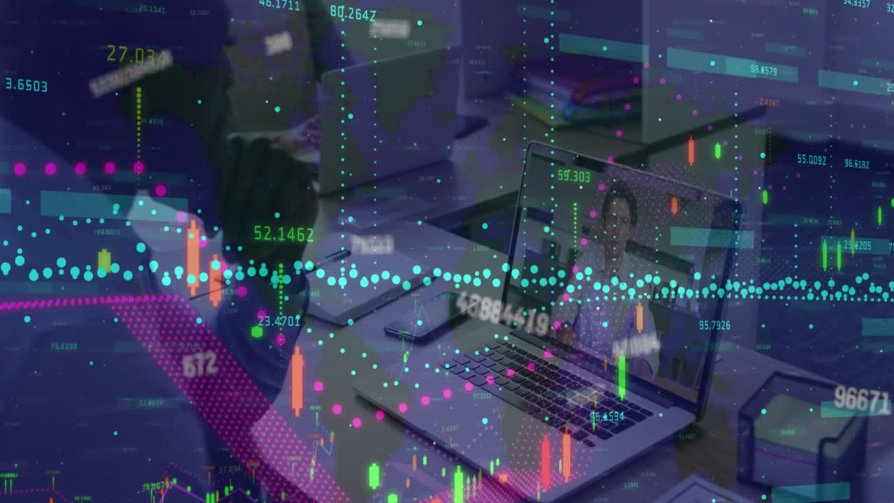 사무실에서 노트북 비디오 통화에서 두 인종 사업가에 대한 금융 데이터 처리의 애니메이션