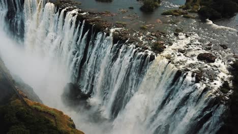 Vista-Aérea-De-Las-Cataratas-Victoria,-Shungu-Y-Mutitima-En-La-Frontera-De-Zimbabwe-Y-Zambia-En-África