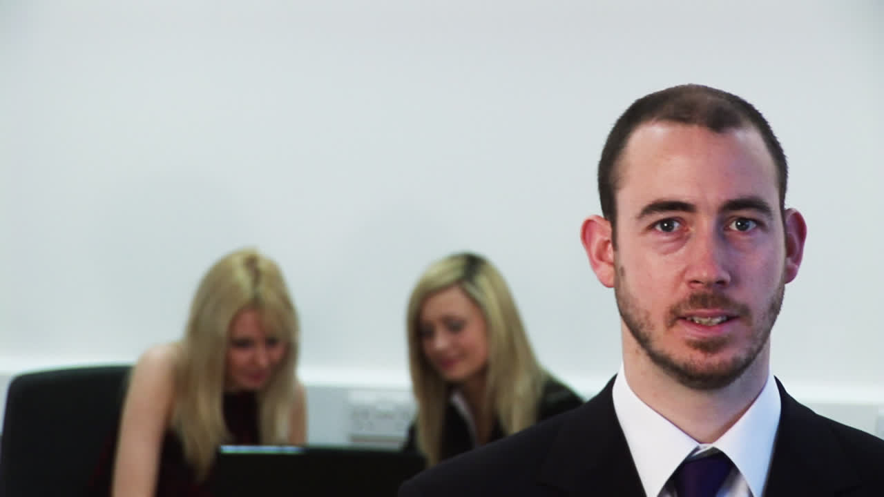 일 하는 젊은 비즈니스 팀 5