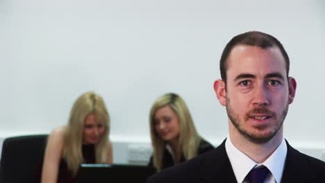 equipo de jóvenes empresarios en el trabajo 5