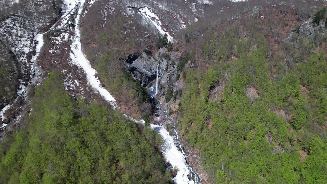 cascada de rragam en el valle de valbona albanés con agua helada derritiéndose de la nieve en las montañas