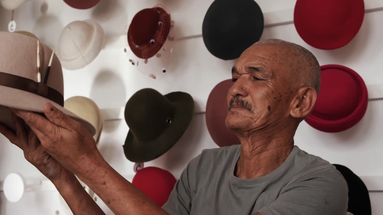 hombre de raza mixta trabajando en una fábrica de sombreros