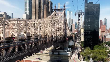 mit der roosvelt island tramway gondel nach manhattan new york mit ed koch queensboro bridge und wolkenkratzern