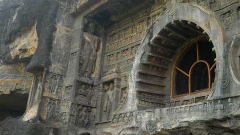 las esculturas en la entrada de la cueva 26, arte religioso budista en las cuevas de ajanta