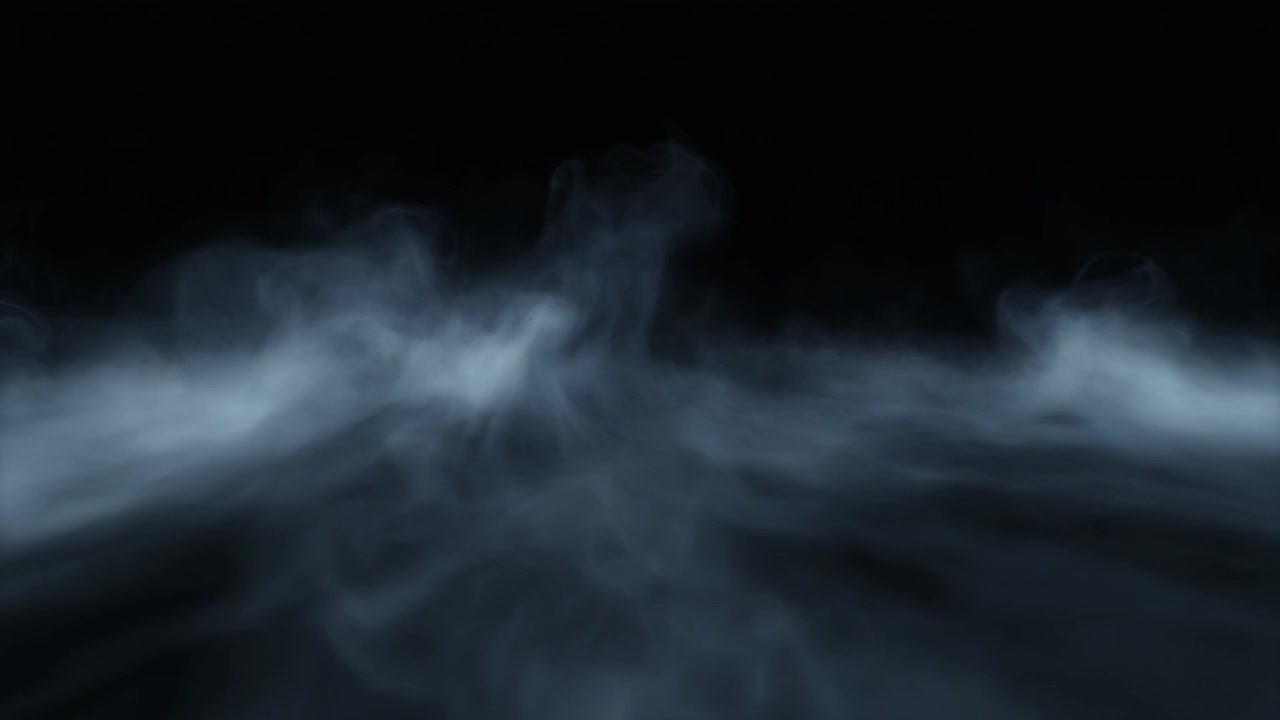 Nebbia o fumo basso che si muove su una superficie scura
