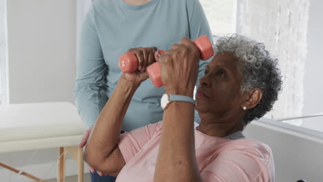 Enfermera-Caucásica-Con-Una-Mujer-Mayor-En-Silla-De-Ruedas-Haciendo-Ejercicio-Con-Espacio-Para-Copiar,-Cámara-Lenta