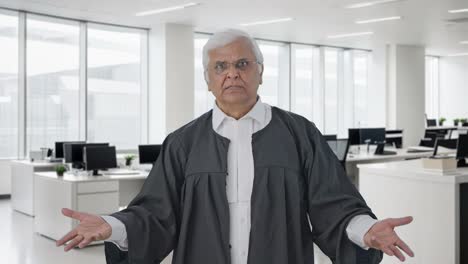 un abogado indio enojado presentando su caso en la corte