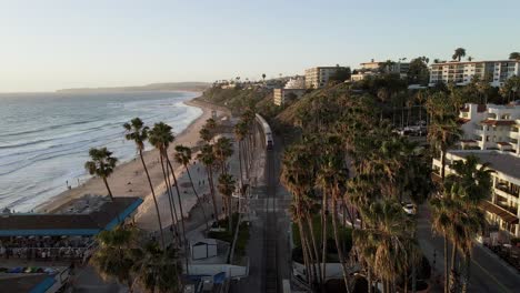 Tren-San-Clemente-A-Lo-Largo-De-La-Costa-Pacífica-De-California-Al-Atardecer,-Vista-Aérea