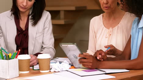 Frauen-Arbeiten-Zusammen