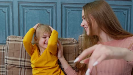 Lustige-Junge-Mutter-Und-Tochter-Machen-Lustige-Gesichter-Und-Machen-Zu-Hause-Ein-Selfie,-Das-Lustige-Aktivitäten-Genießt