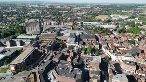 aylesbury, buckinghamshire, reino unido panning vista aérea del avión no tripulado
