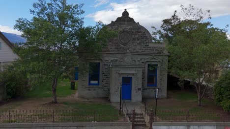 Freemason-building-in-Cromwell,-characterized-by-its-stone-architecture-and-distinct-blue-door-and-windows