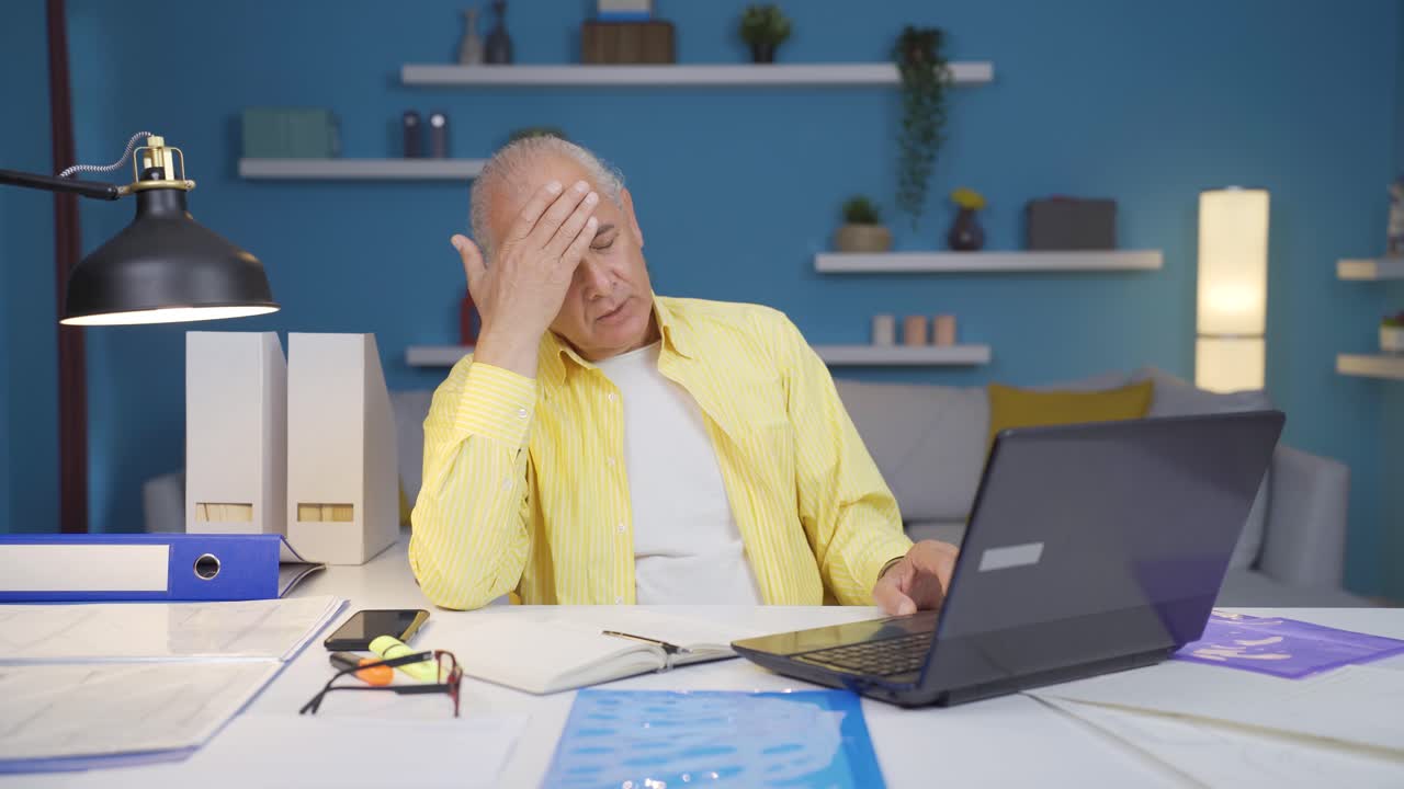 Telelavoratore anziano in difficoltà.