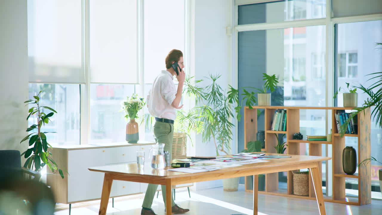 사무실에서 전화하는 남자