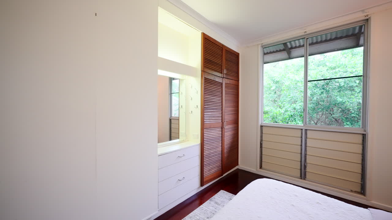 복도 나무 바닥의 끝에 끔한 열대 마스터 침실을 설립