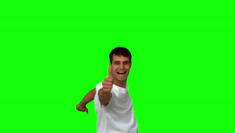 hombre guapo dando pulgares en la pantalla verde