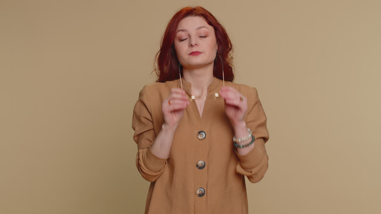 измученная усталая женщина снимает очки, чувствует боль в глазах, переутомление от работы, головная боль