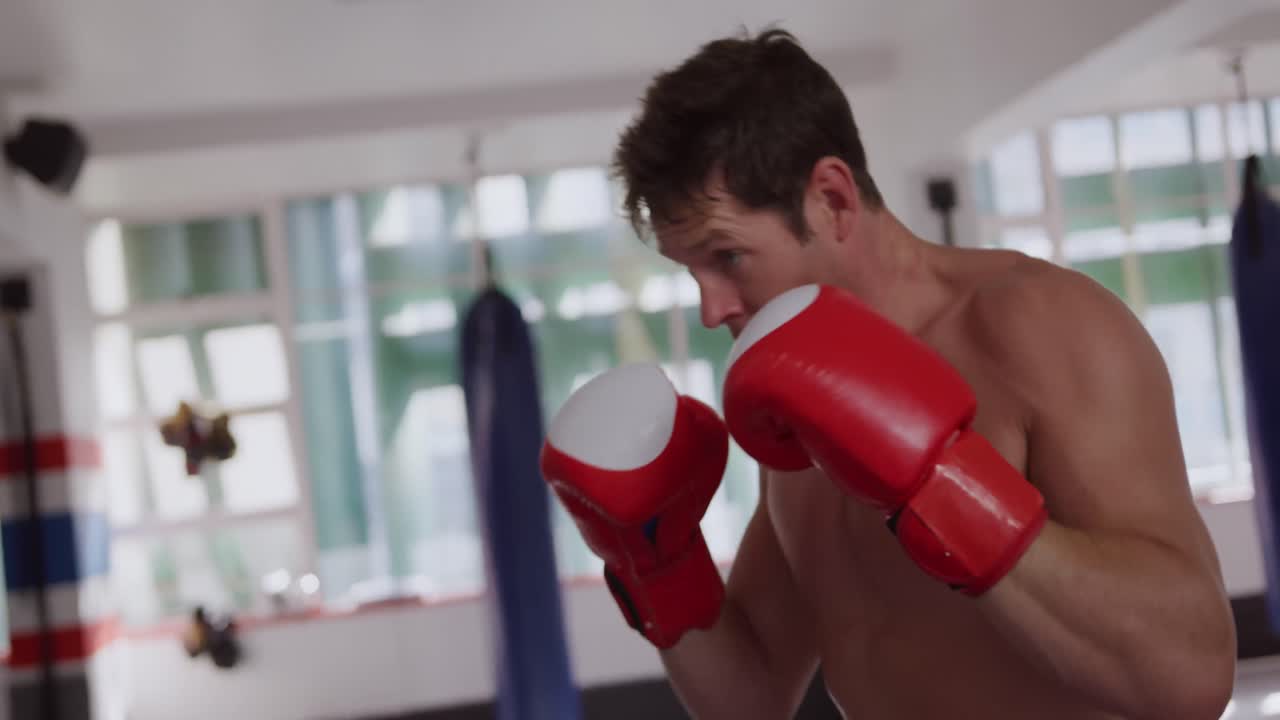 권투 체육관 에서  ⁇ 치백 을 사용하는 백인 남자