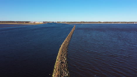 el muelle de parnu y el mar en un dron descendente filmado en la hora dorada