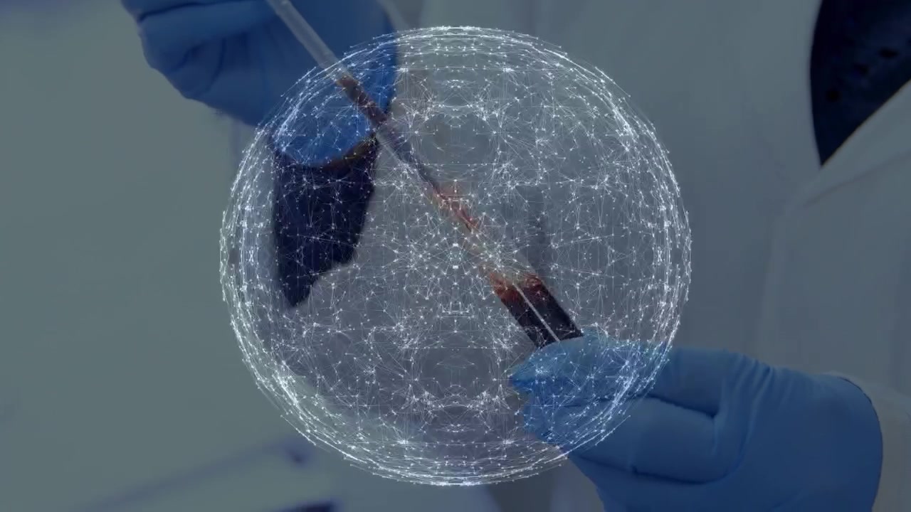 Scienziato che analizza un campione di sangue con visualizzazione digitale dei dati