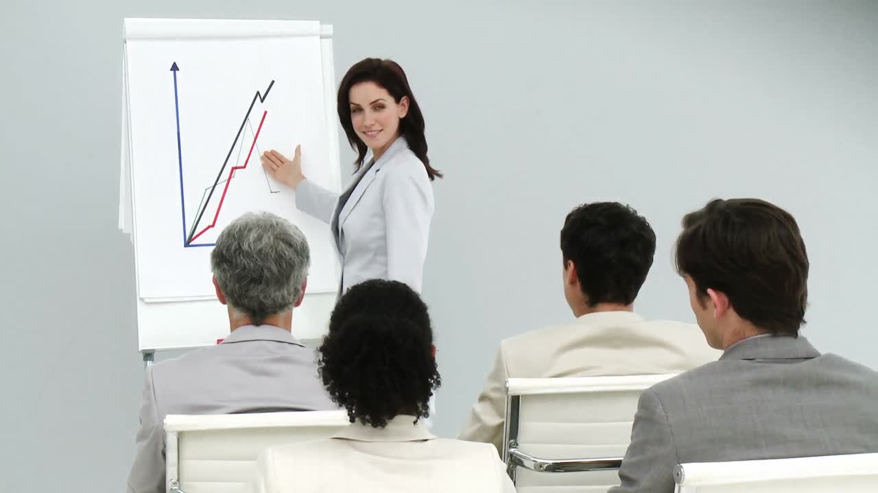 mujer de negocios encantadora haciendo una presentación
