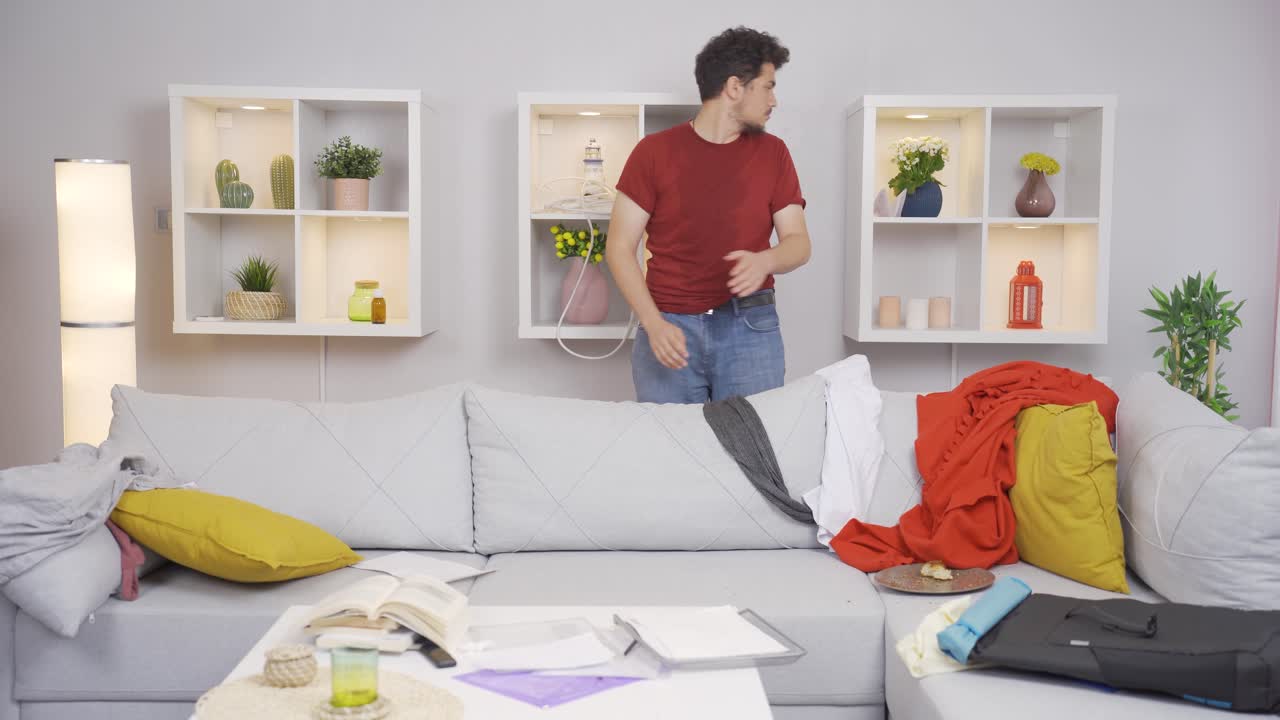 게으른 사람은 식당에서 문서를 찾고 그것을 발견하여 기 ⁇ 합니다.