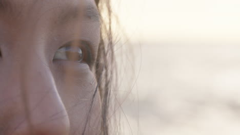 ojos cerrados hermosa mujer asiática contemplando el futuro disfrutando de la atención relajándose en una playa pacífica al atardecer