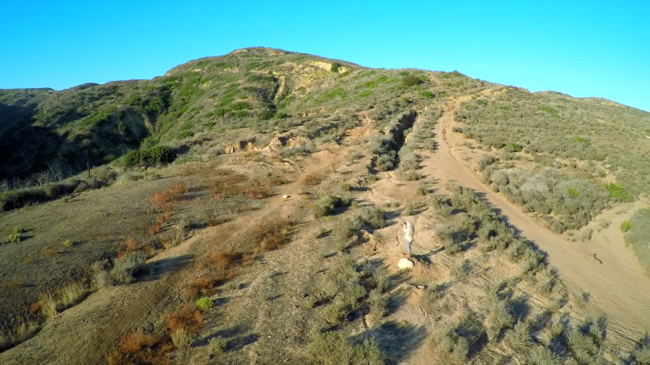 bella toma aérea sobre las colinas del sur de california con un fotógrafo en primer plano