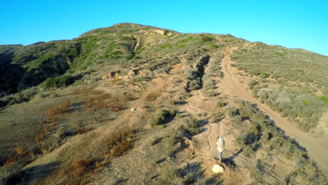 Hermosa-Toma-Aérea-Sobre-Las-Colinas-Del-Sur-De-California-Con-Un-Fotógrafo-En-Primer-Plano