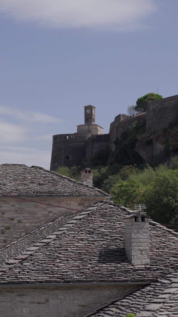 Castello di Argirocastro: torre dell'orologio, fortificazioni in pietra, fortezza collinare nell'Albania meridionale.