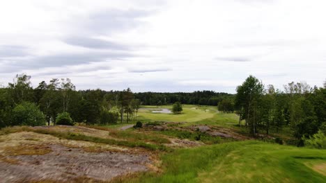 Nicht-Wiederzuerkennender-Profigolfer-Schlägt-Den-Ball-Auf-Dem-Golfplatz-Von-Molndal-In-Der-Nähe-Von-Göteborg,-Schweden