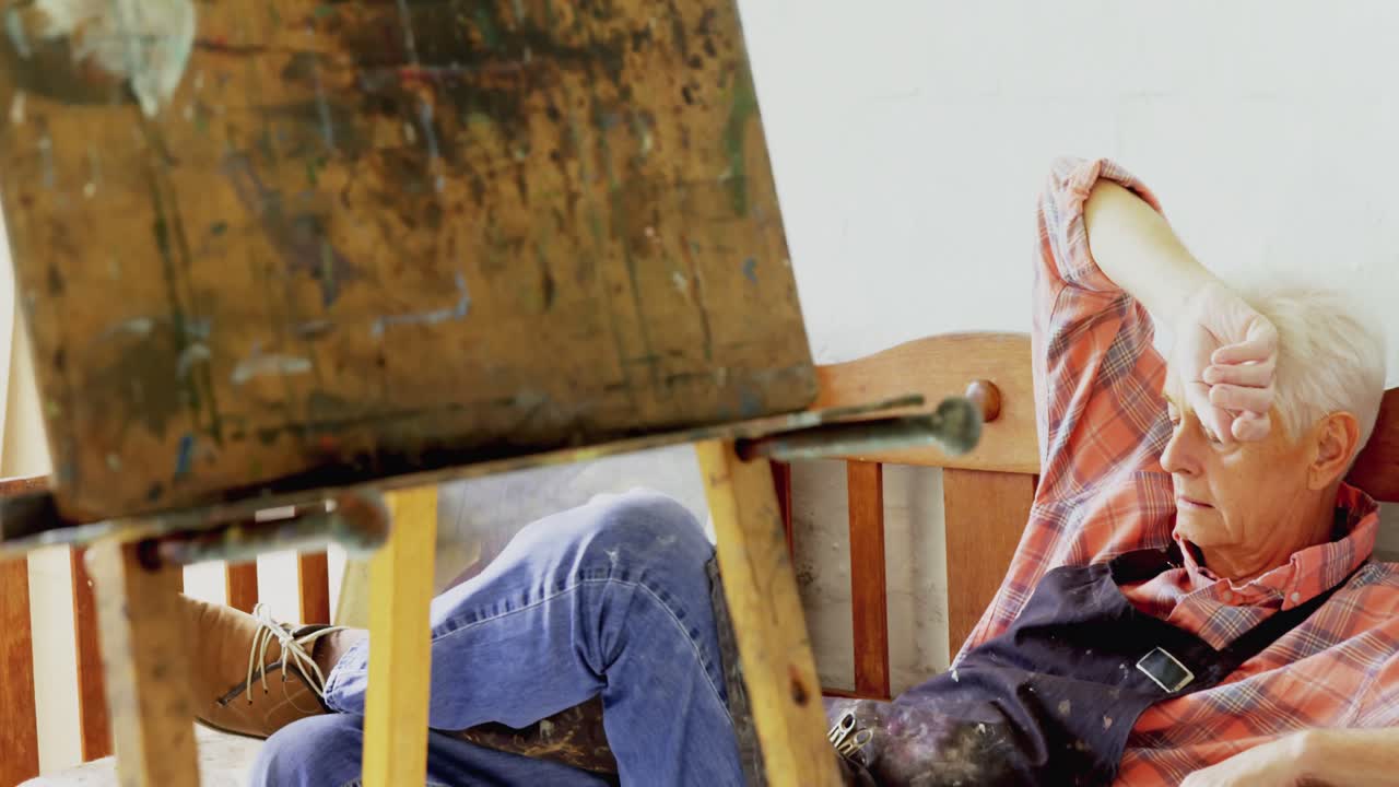 hombre mayor relajándose en el banco 4k